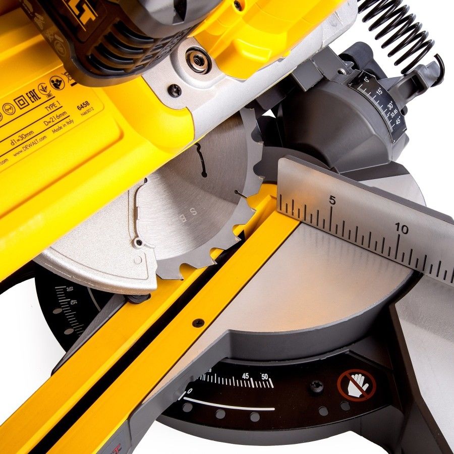 Fierăstrău circular DeWALT DCS777N