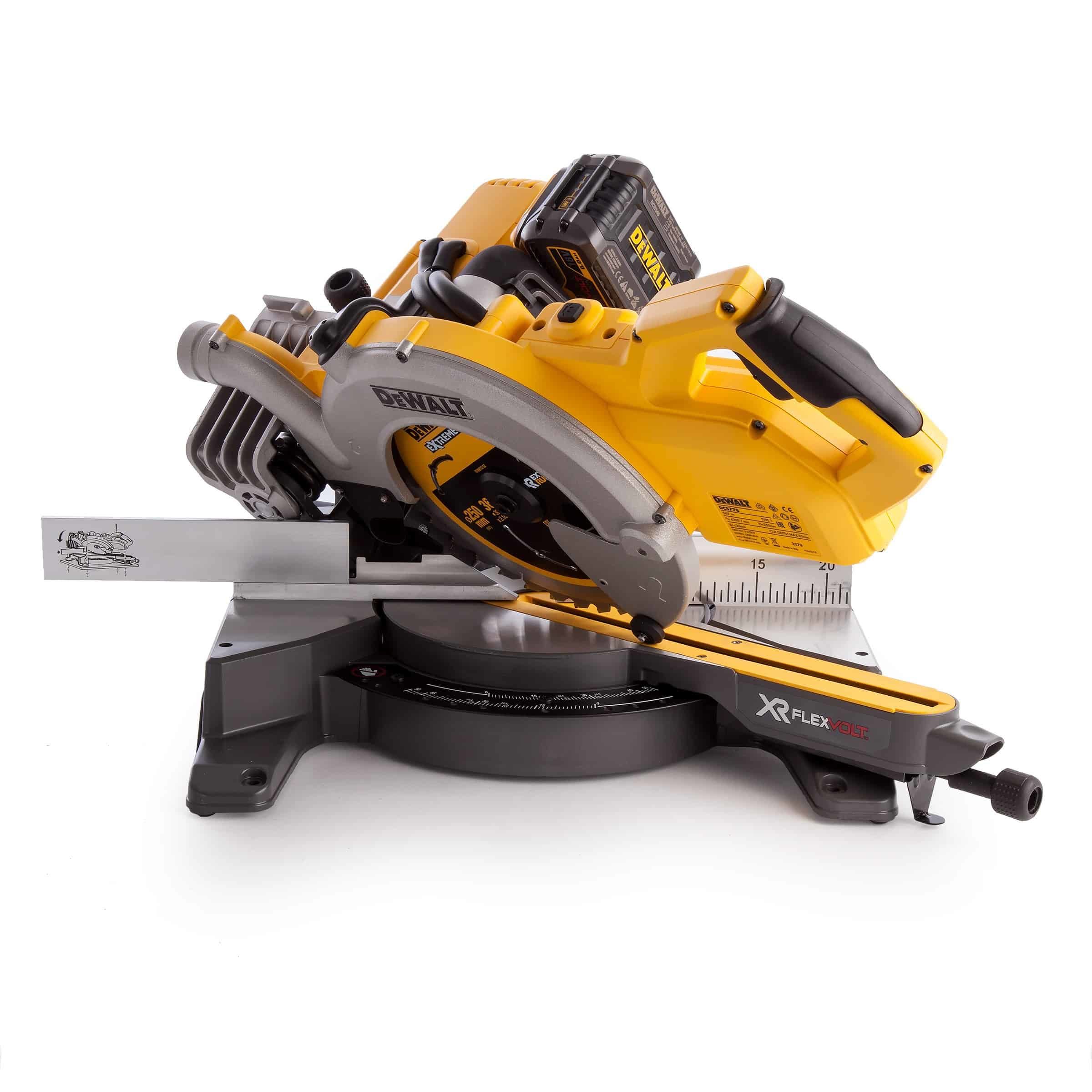 Fierăstrău circular DeWALT DCS778N